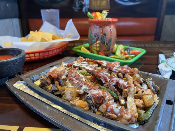 A photo of dish alambre and Cantarito 